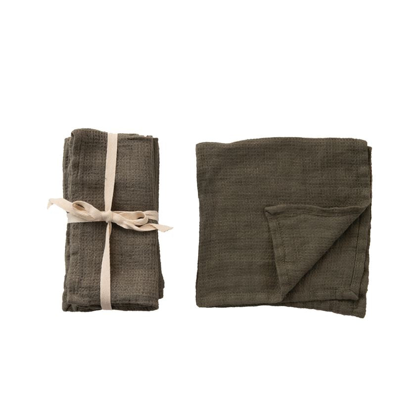 The 18" Square Linen Napkins with an Iron Color comes as a Set of 4 and adds the perfect pop of color to your holiday table.