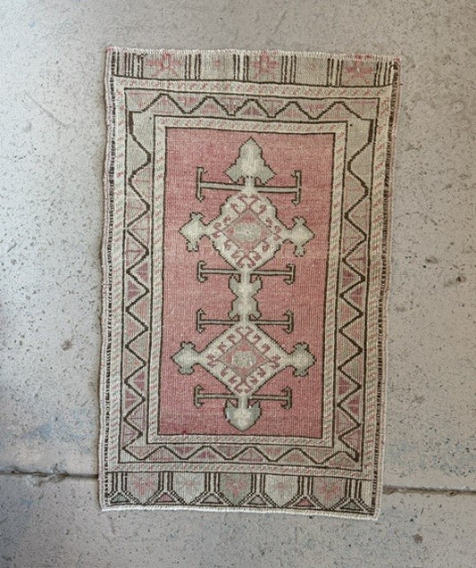 Vintage Rug 22 in x 36in