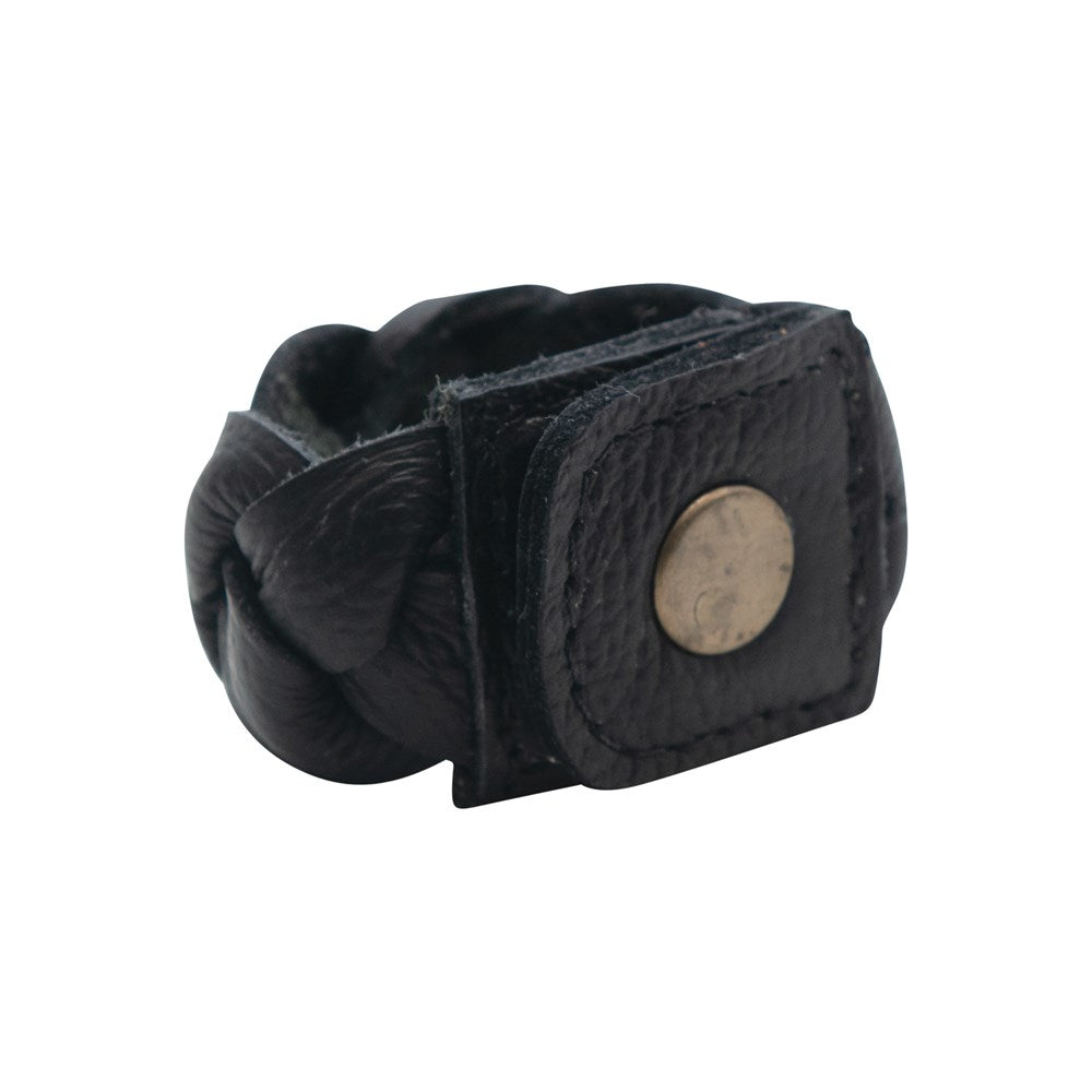 These Black 6"L Braided Leather Napkin Ring w/ Snap Closure are so fun for your next gathering or for you to add a touch of texture to your next table setting.